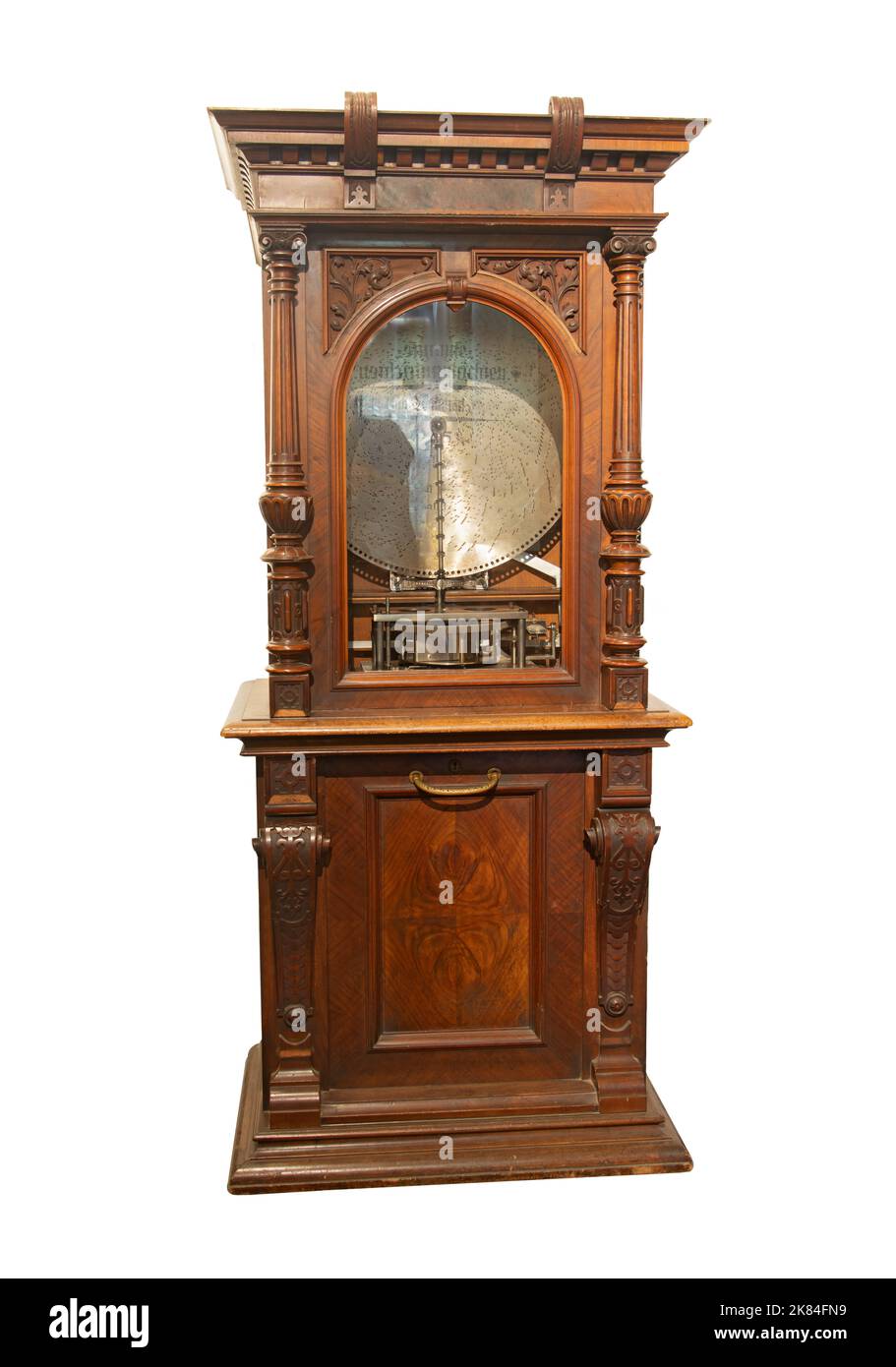 Machine à disques de musique ancienne, isolée sur fond blanc Banque D'Images