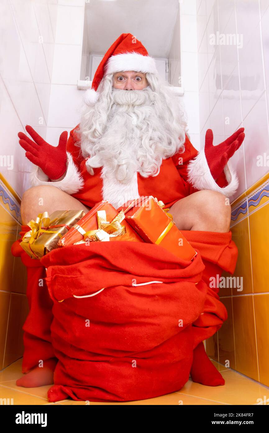 Le Père Noël est surpris par le photographe paparazzi lorsqu'il est assis sur les toilettes Banque D'Images