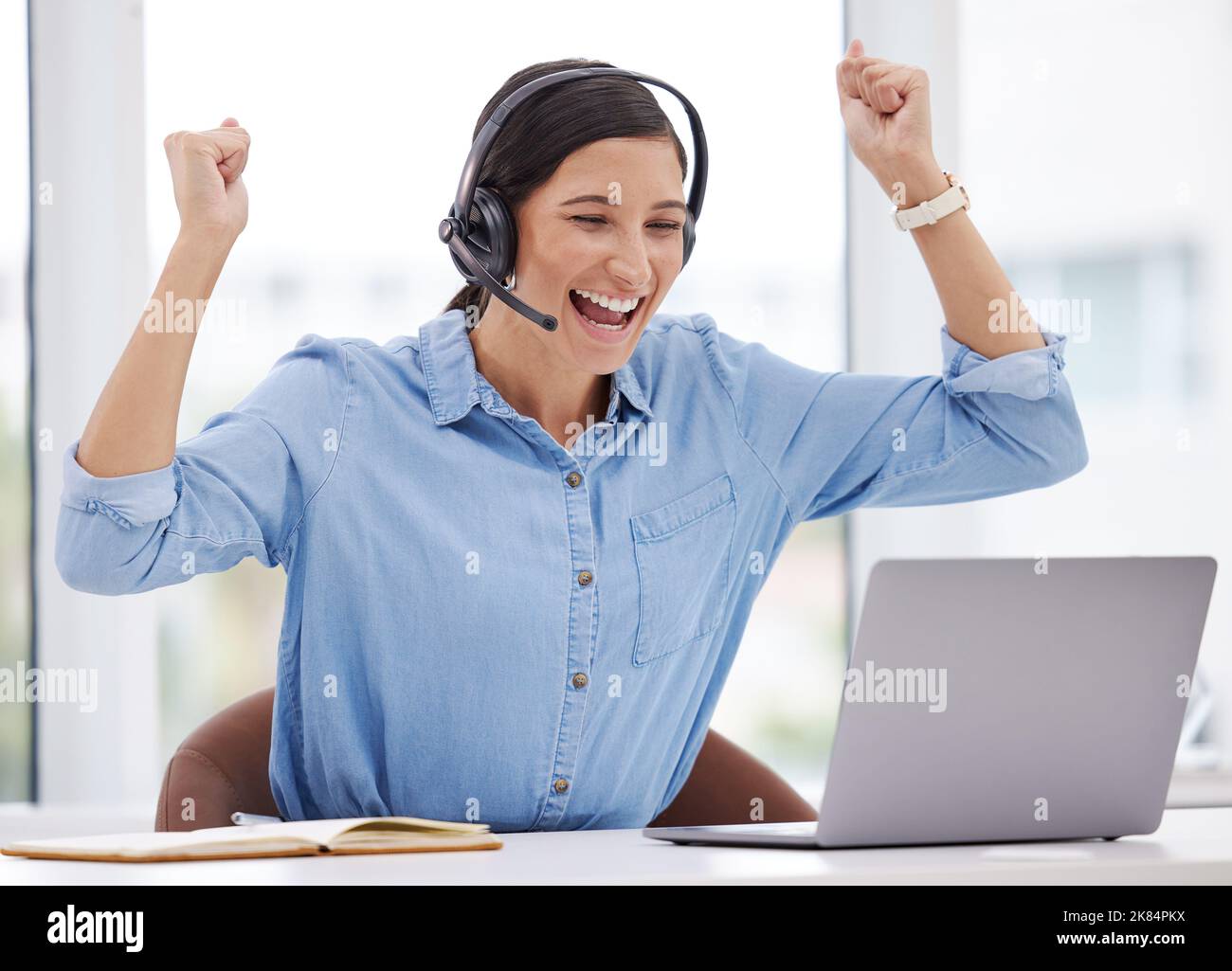 Quel prix incroyable à gagner. Une jeune femme qui applaudisse au travail. Banque D'Images
