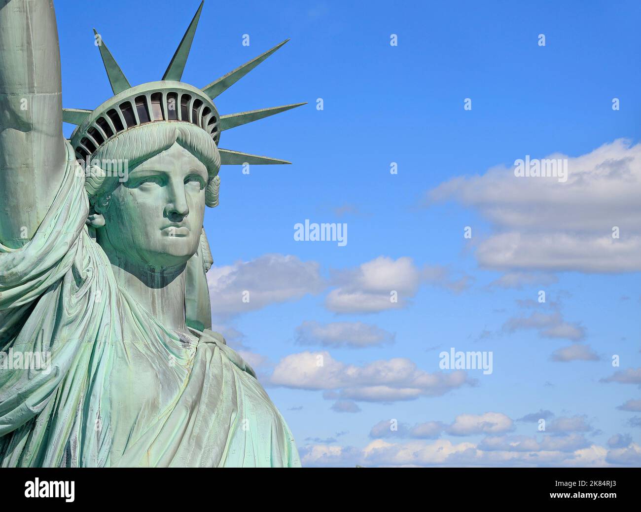 Tête et buste de la Statue de la liberté avec ciel bleu et nuages sur le fond, New York City, États-Unis Banque D'Images
