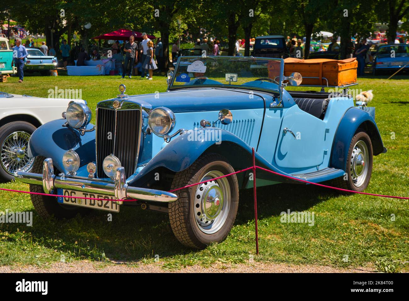 BADEN BADEN, ALLEMAGNE - JUILLET 2022: Blue MG TA, TB, TC, TD, TF Midget 1936 roadster cabrio, réunion oldtimer à Kurpark. Banque D'Images