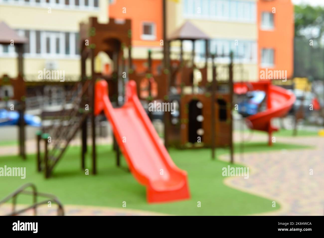 Vue floue de l'aire de jeux moderne pour enfants avec toboggan en plein air Banque D'Images