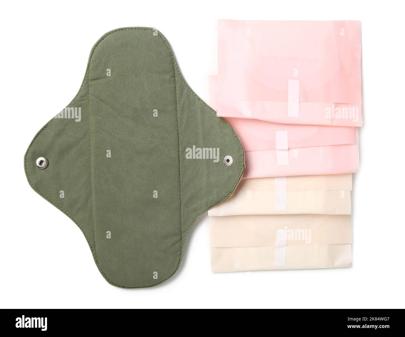 Différents coussinets menstruels sur fond blanc Banque D'Images