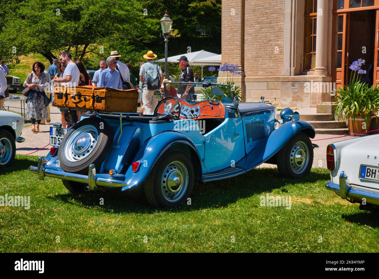 BADEN BADEN, ALLEMAGNE - JUILLET 2022: Blue MG TA, TB, TC, TD, TF Midget 1936 roadster cabrio, réunion oldtimer à Kurpark. Banque D'Images