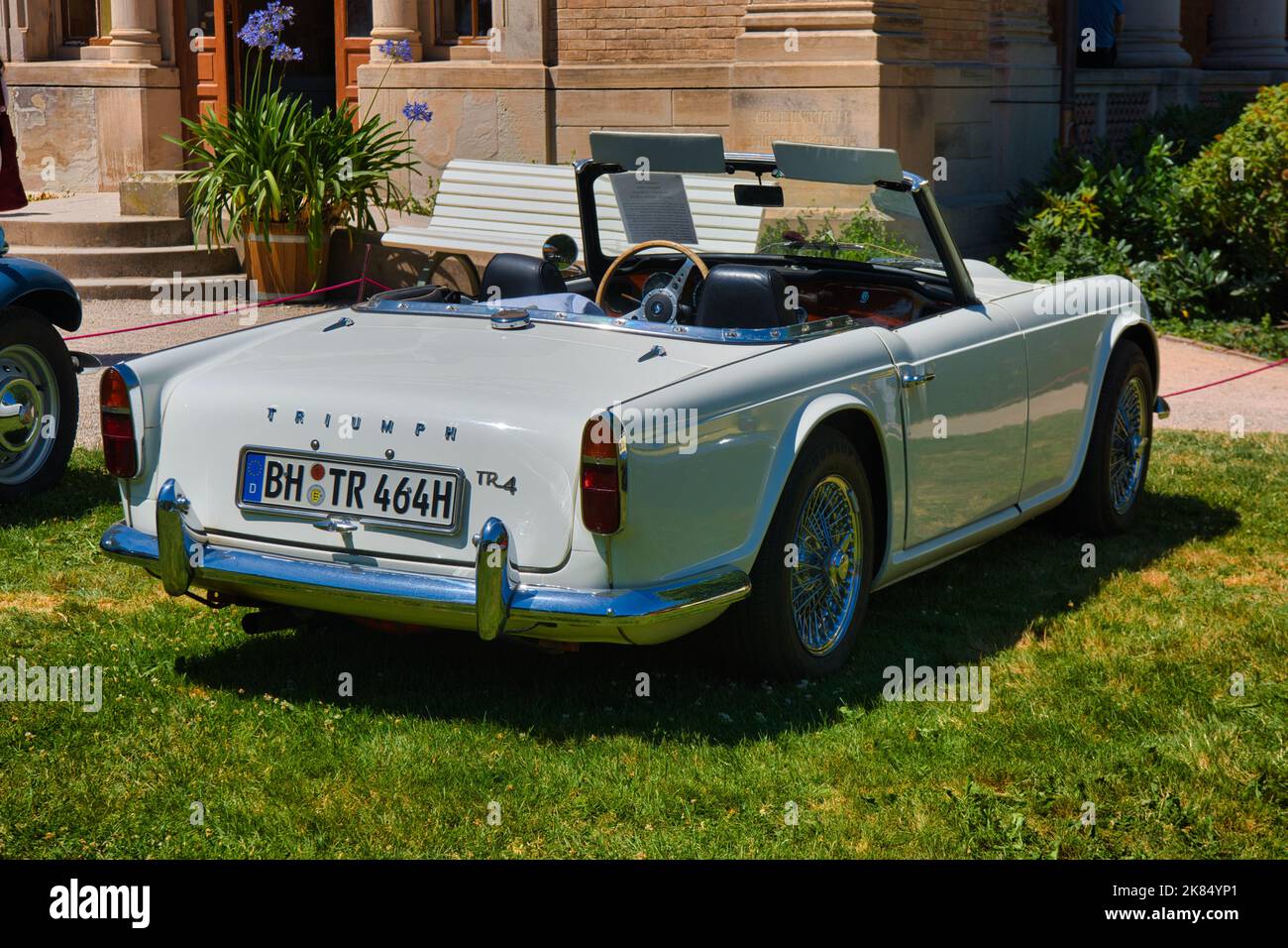 BADEN BADEN, ALLEMAGNE - JUILLET 2019: Triomphe blanc TR4 TR5 cabrio roadster 1961 1965, réunion oldtimer à Kurpark. Banque D'Images