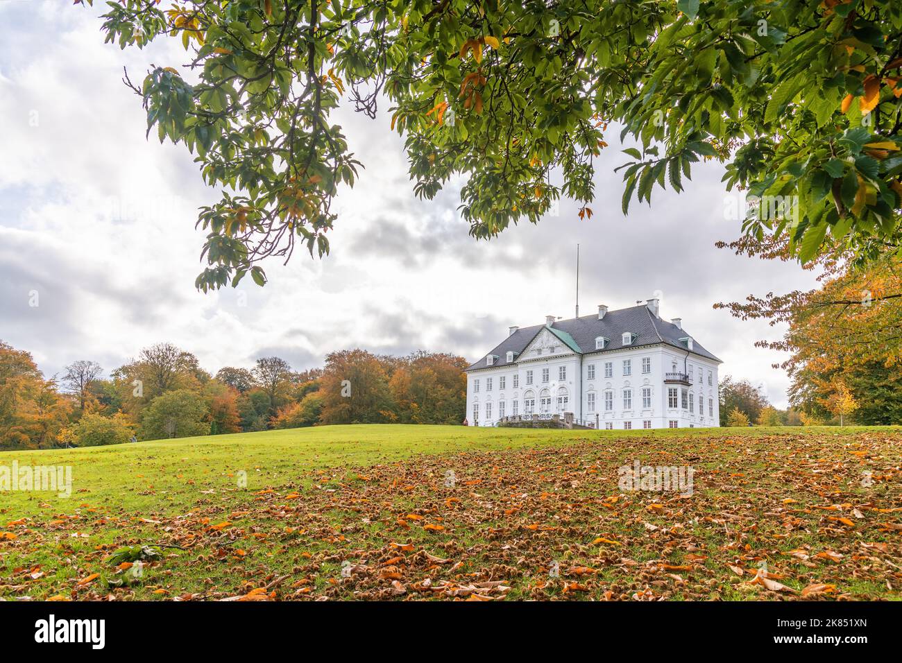 Aarhus, Danemark - 20 octobre 2022 : le palais de Marselisborg est une résidence royale de la famille royale danoise à Aarhus. Il a été la résidence d'été de Banque D'Images