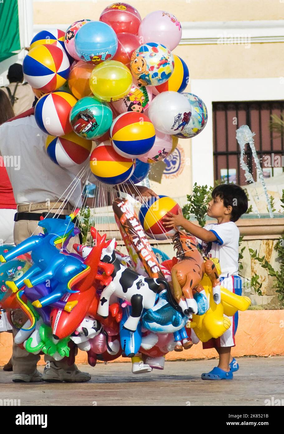 Garçon au stand de ballon à Plaza Mijares, San Jose del Cabo, Baja California sur, Mexique Banque D'Images