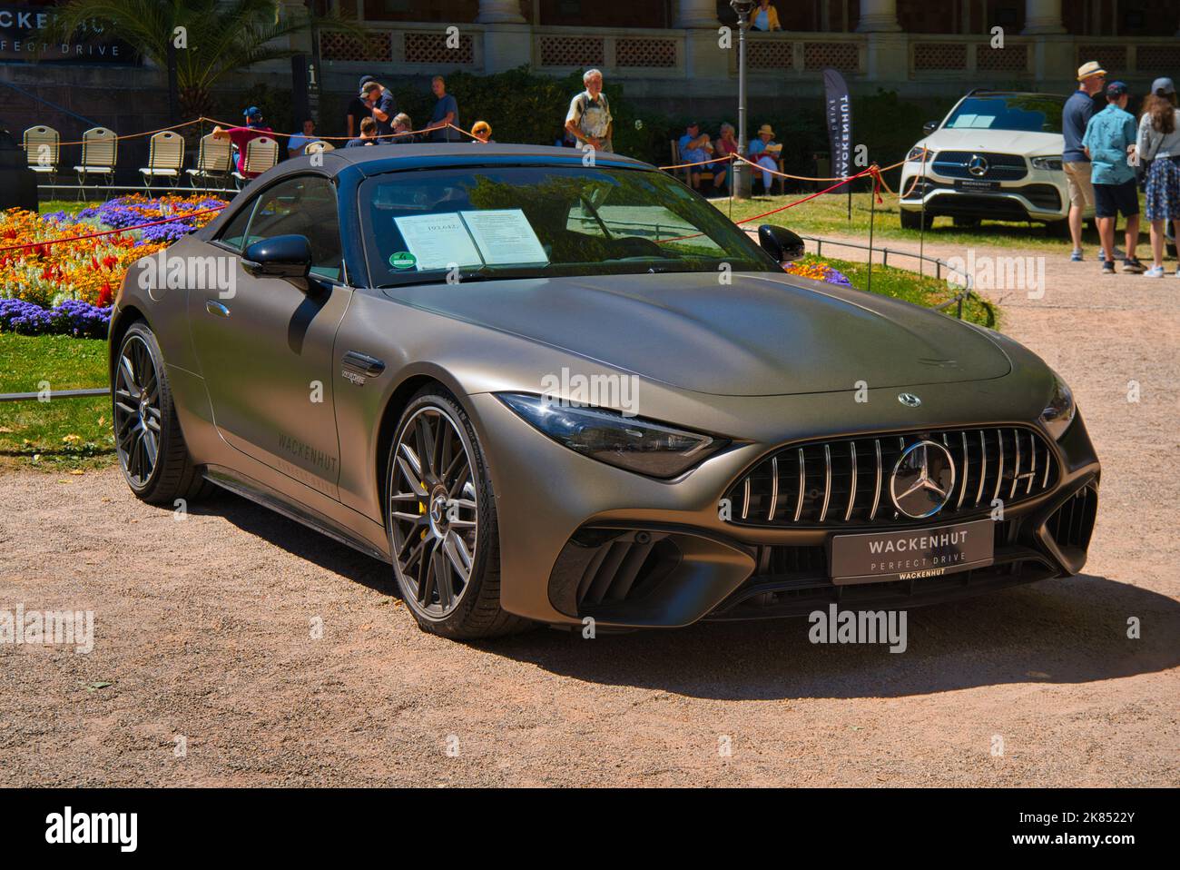 BADEN BADEN, ALLEMAGNE - JUILLET 2022: Sable gris Mercedes-AMG SL 63 R232 2022, réunion oldtimer à Kurpark. Banque D'Images