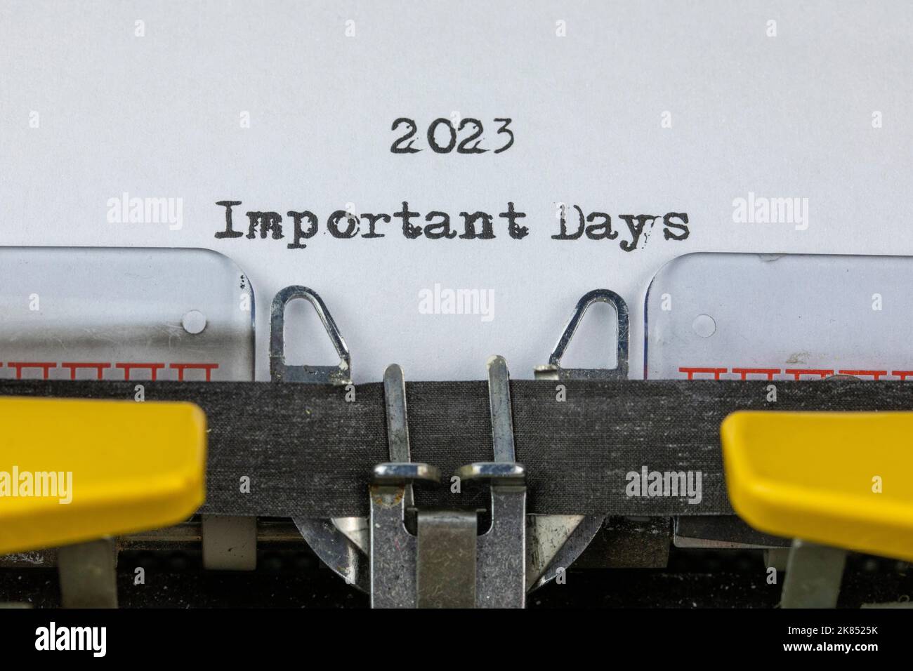 Jours importants 2023 écrit sur une vieille machine à écrire Banque D'Images