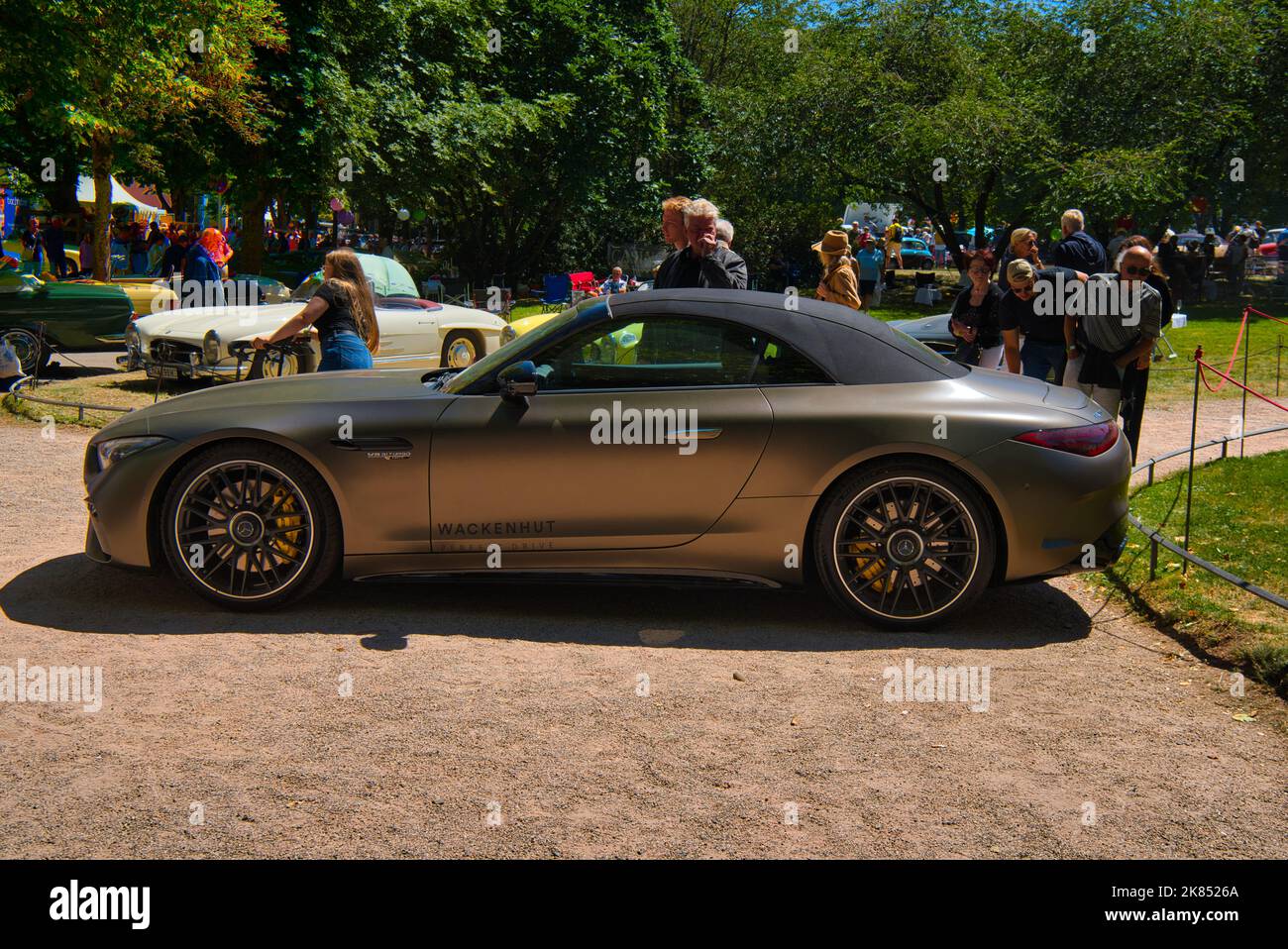 BADEN BADEN, ALLEMAGNE - JUILLET 2022: Sable gris Mercedes-AMG SL 63 R232 2022, réunion oldtimer à Kurpark. Banque D'Images