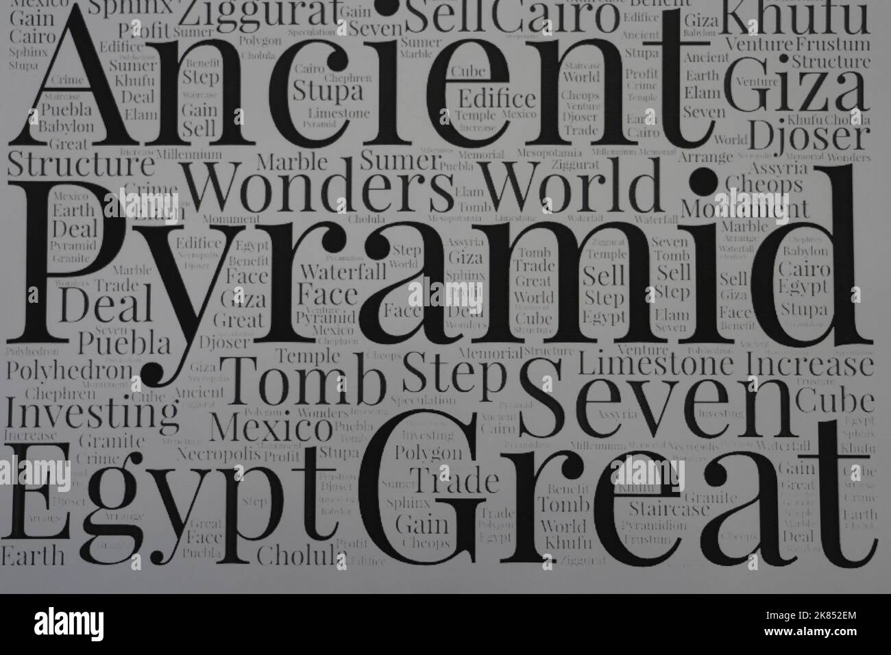 Concept de nuage de mots pyramidaux. Nuage de mots de pyramide. Créé avec le texte uniquement. Banque D'Images