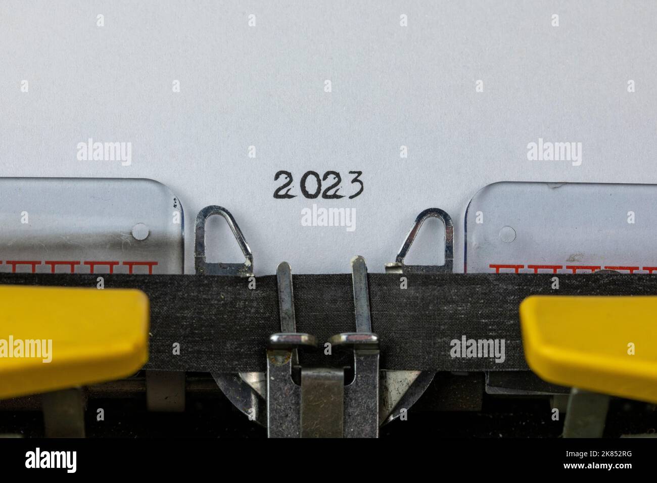 2023 écrit sur une vieille machine à écrire Banque D'Images