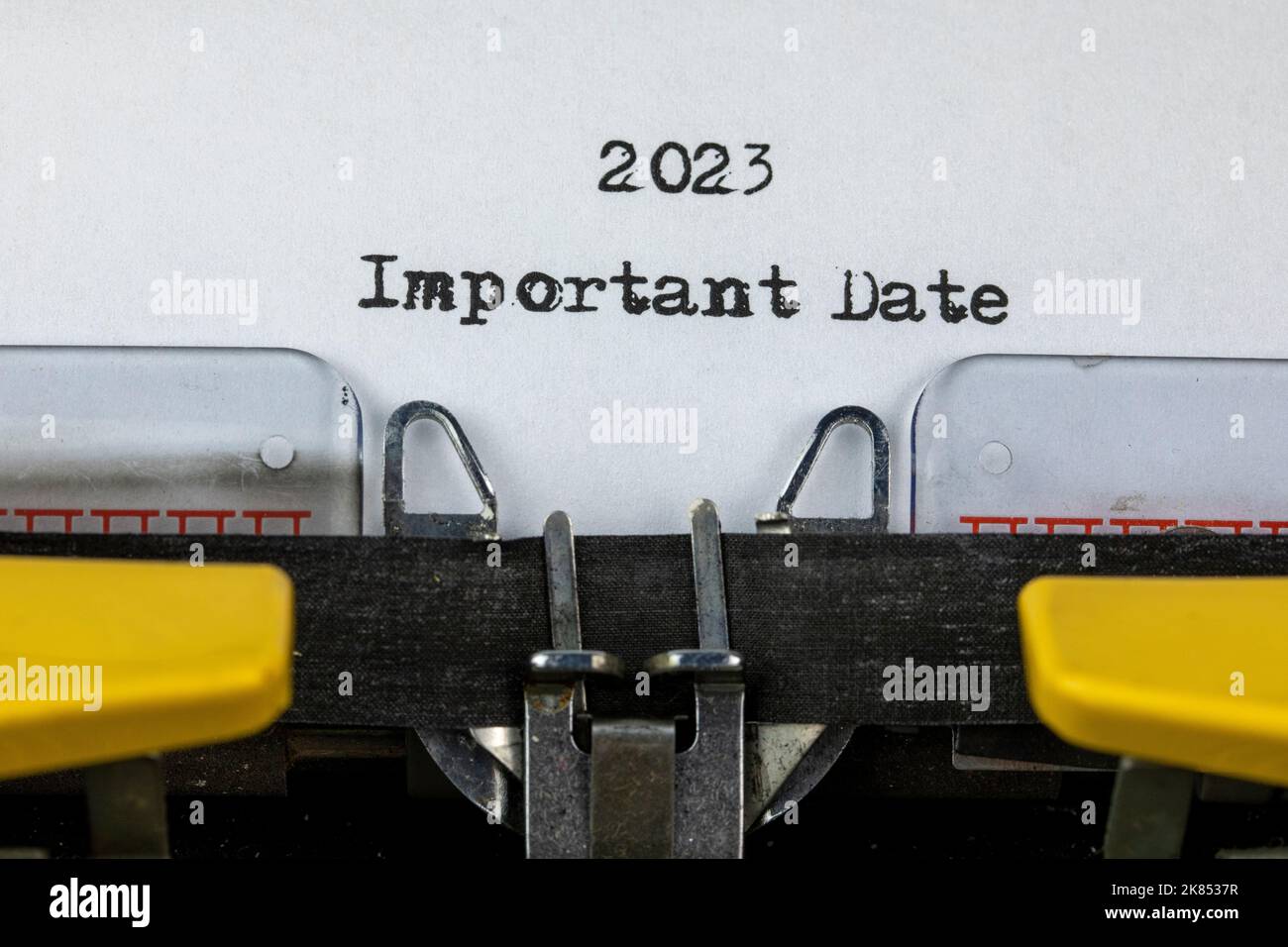 Liste des dates importantes 2023 écrite sur une ancienne machine à écrire Banque D'Images
