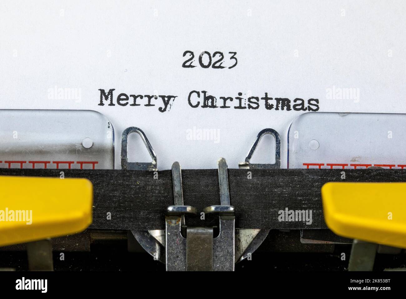 Joyeux Noël 2023 écrit sur une vieille machine à écrire Banque D'Images