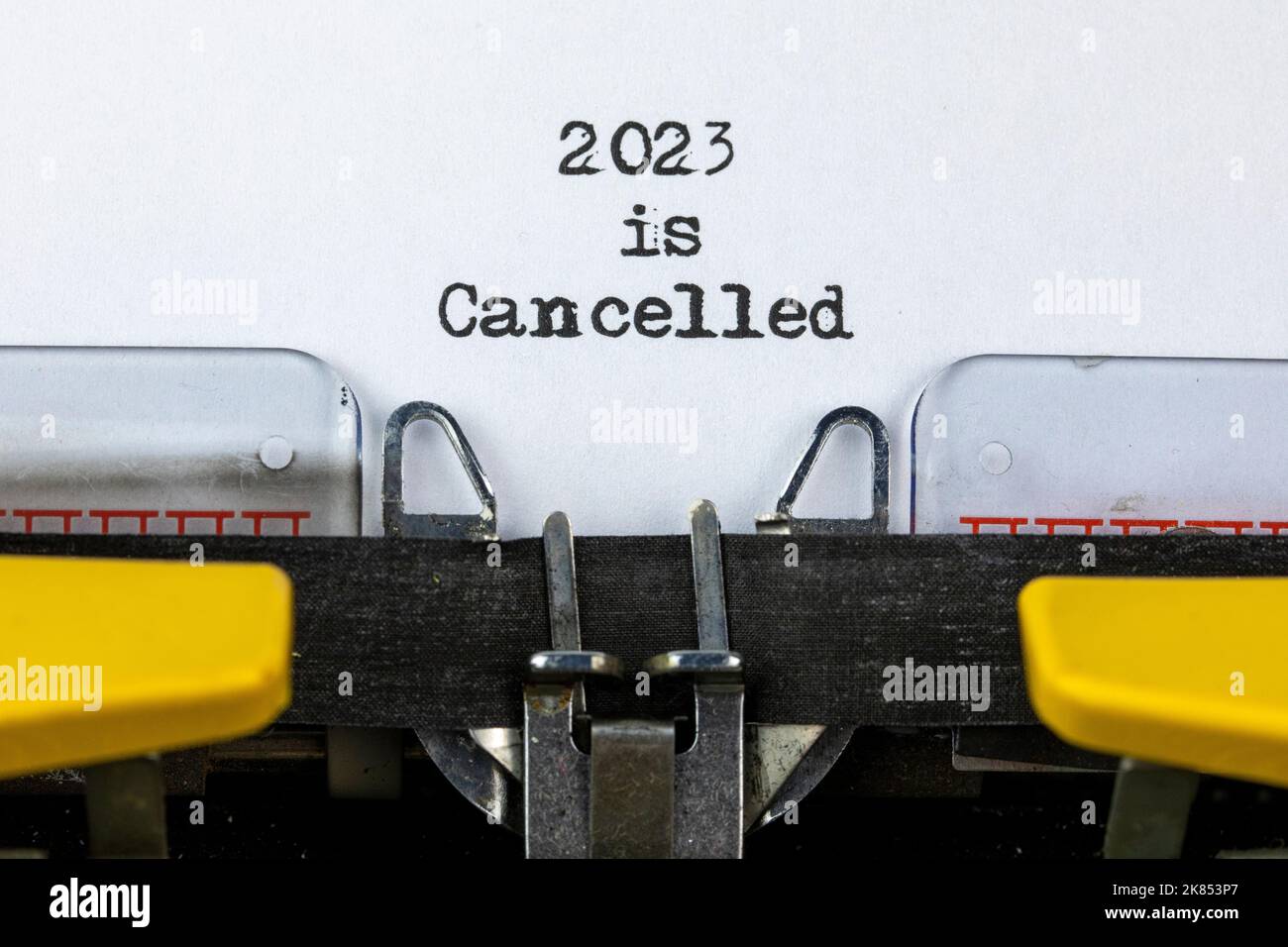 écrit sur l'ancienne machine à écrire avec le texte 2022 est annulé. Covid-19, coronavirus, 2023 est annulé Banque D'Images
