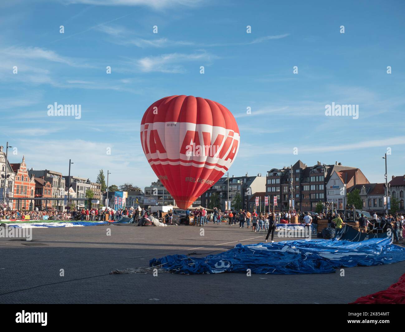 Sint Niklaas, Belgique, 9 septembre 2022, le ballon à air chaud de la station-service Avia est gonflé sur le grand marché de Sint Niklaas Banque D'Images