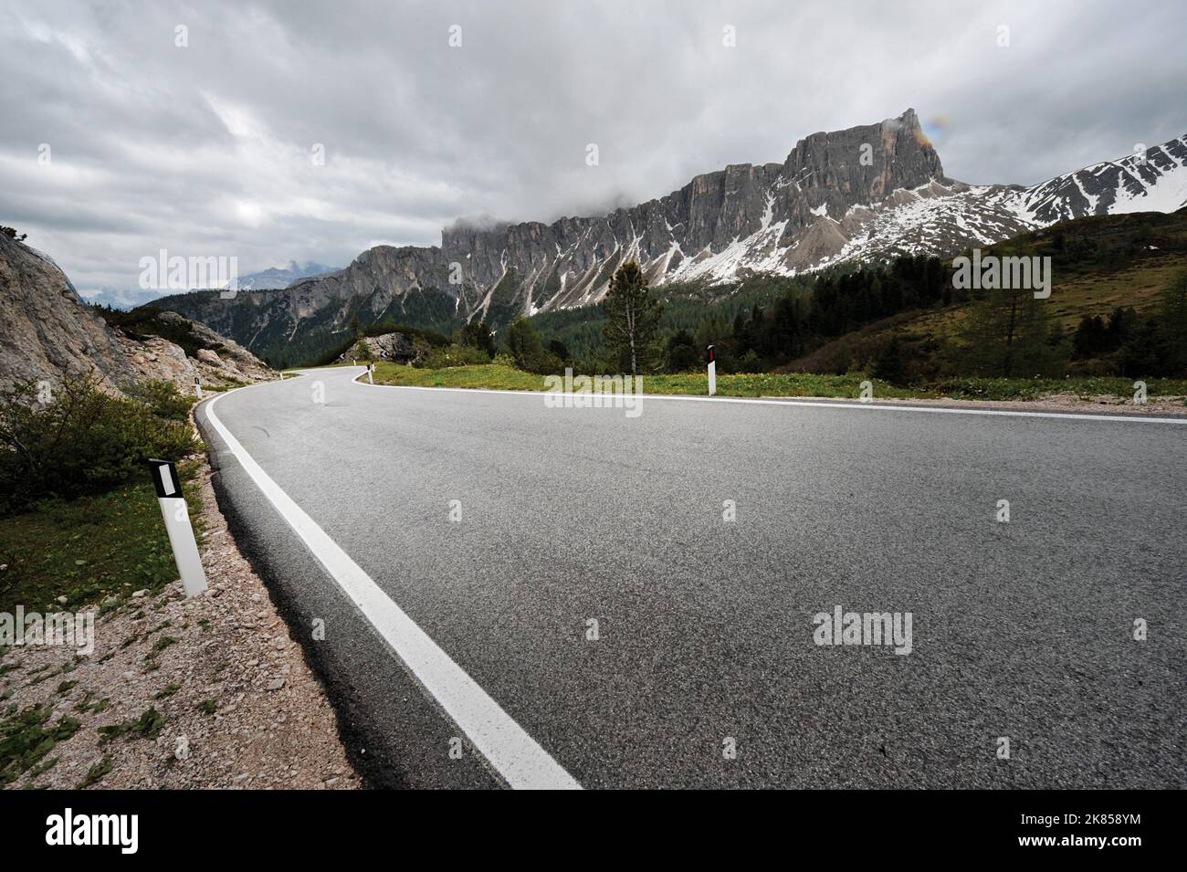 Passo Giau, Italie tel que publié dans le livre Mountain High, The Greatest Climbs in Europe par Daniel Friebe et Pete Goding. ÉDITEUR QUERCUS LA PUBLICATION DE CES IMAGES DANS DES LIVRES OU BOOKAZINES DANS UN FORMAT METTANT EN ÉVIDENCE LES MEILLEURS RANDONNÉES À VÉLO EN EUROPE EST INTERDITE. Banque D'Images