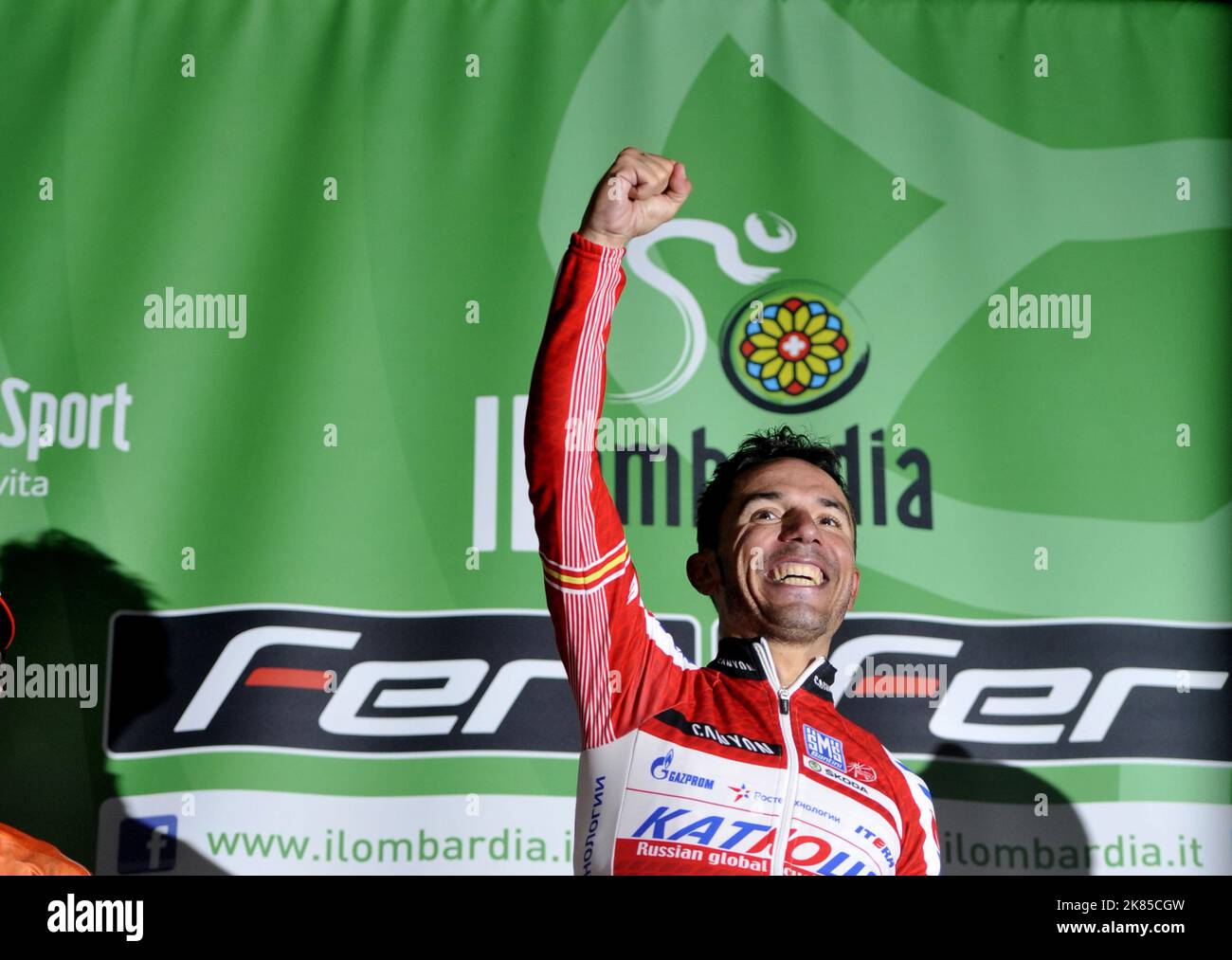 Joaquin Rodriguez de l'équipe Katusha (ESP) remporte le Tour de Lombardie 2012, récolte son trophée et fête sur le podium. Banque D'Images