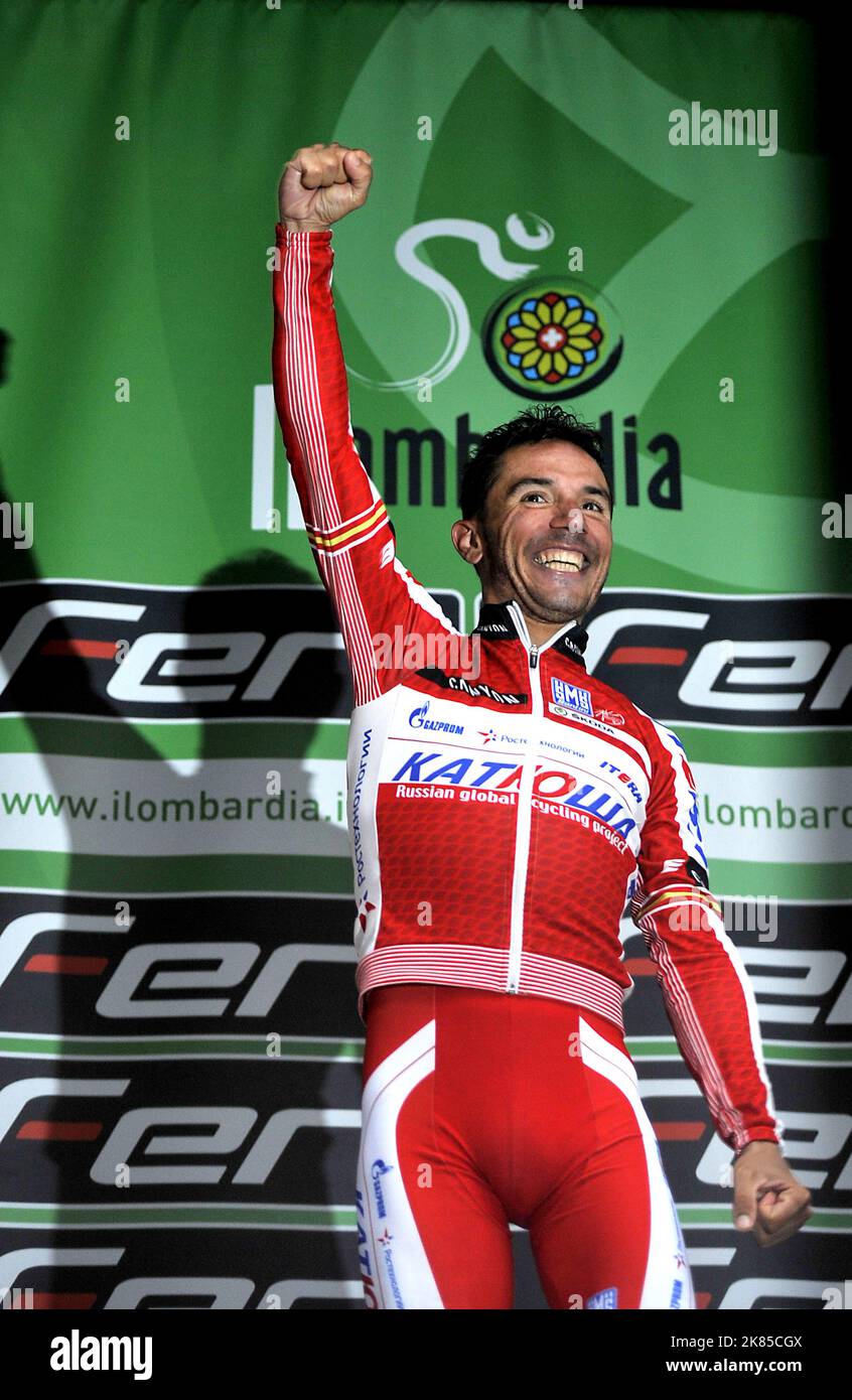 Joaquin Rodriguez de l'équipe Katusha (ESP) remporte le Tour de Lombardie 2012 et fête sur le podium. Banque D'Images