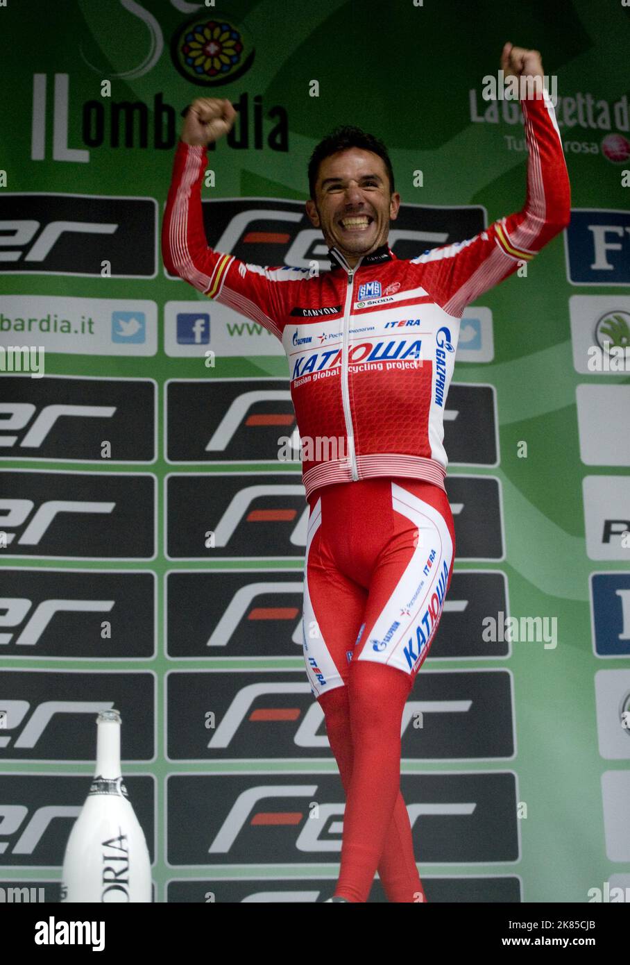 Joaquin Rodriguez de l'équipe Katusha remporte le Tour de Lombardie de 2012 et remporte son trophée et célèbre sur le podium. Banque D'Images