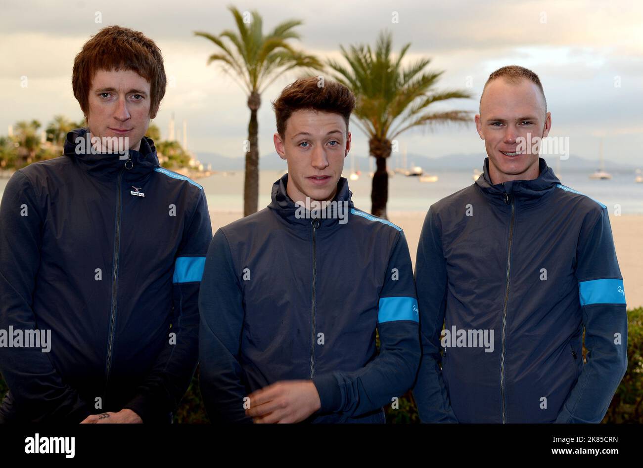 Camp d'entraînement SKY le 2013 janvier et journée des médias, Majorque, Alcudia. Équipe SKY: Great Britain's (à gauche) Bradley Wiggins, Josh Edmonson et (à droite) Chris Froome posent pour une photo à l'hôtel TEAM. Banque D'Images