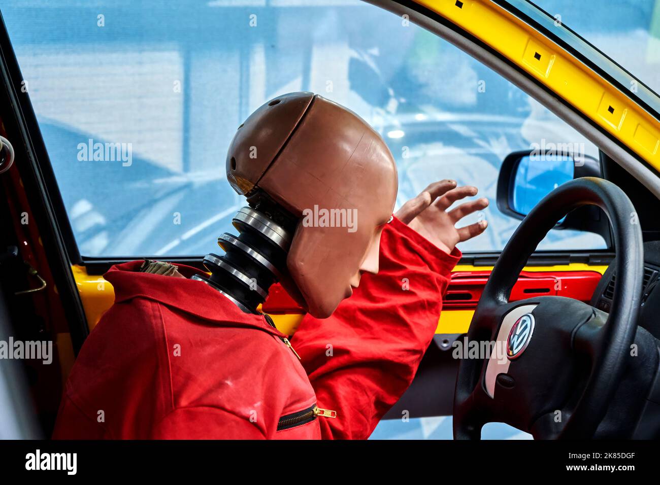 Intérieur Volkswagen avec un mannequin pour essai de collision sur le volant de la voiture de tourisme allemande à Wolfsburg, Allemagne, 20 septembre 2022. Banque D'Images