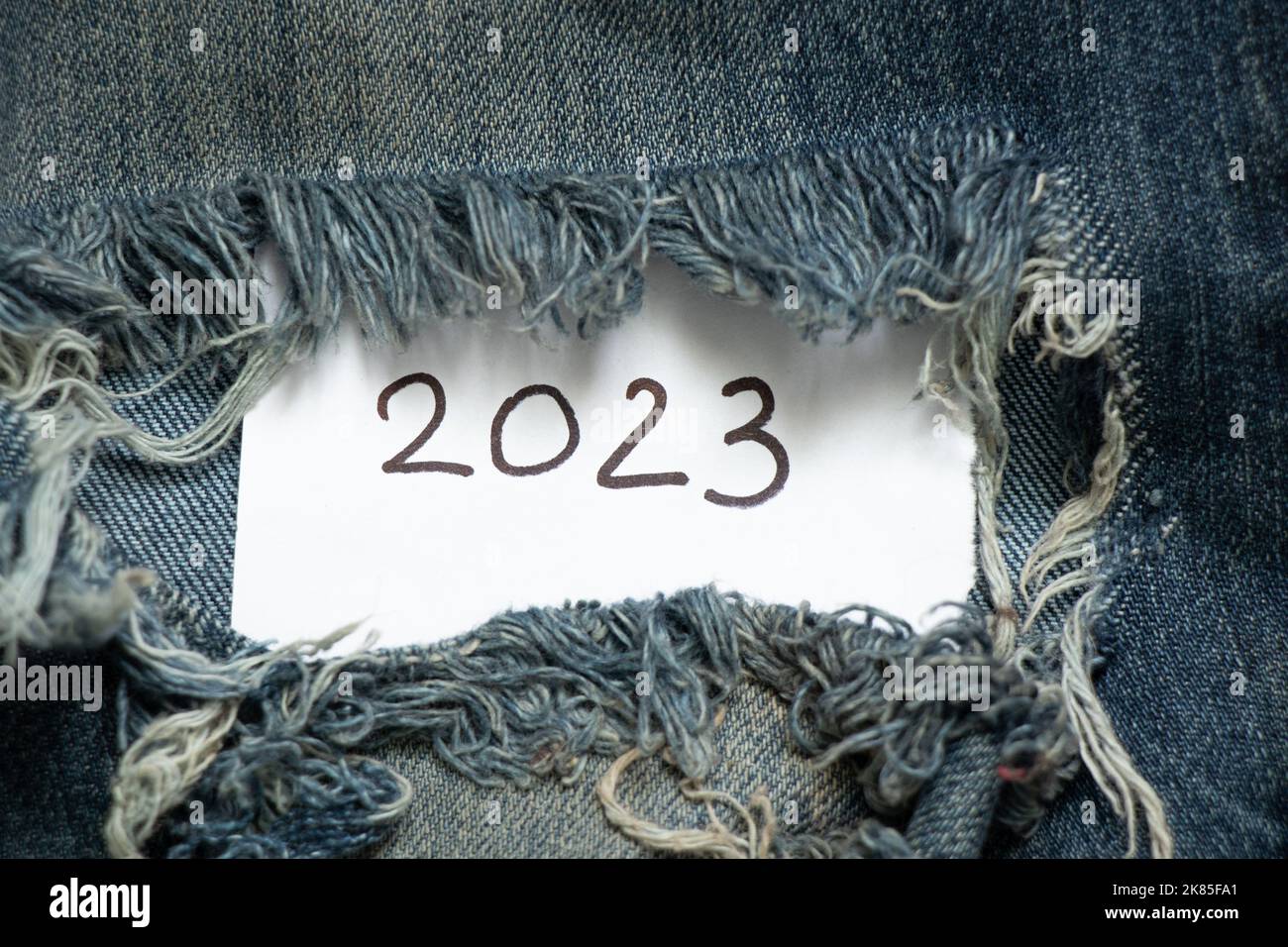 2023 écrit sur le papier qui se trouve sur les jeans déchirés, bonne année 2023, les vacances et la mode Banque D'Images