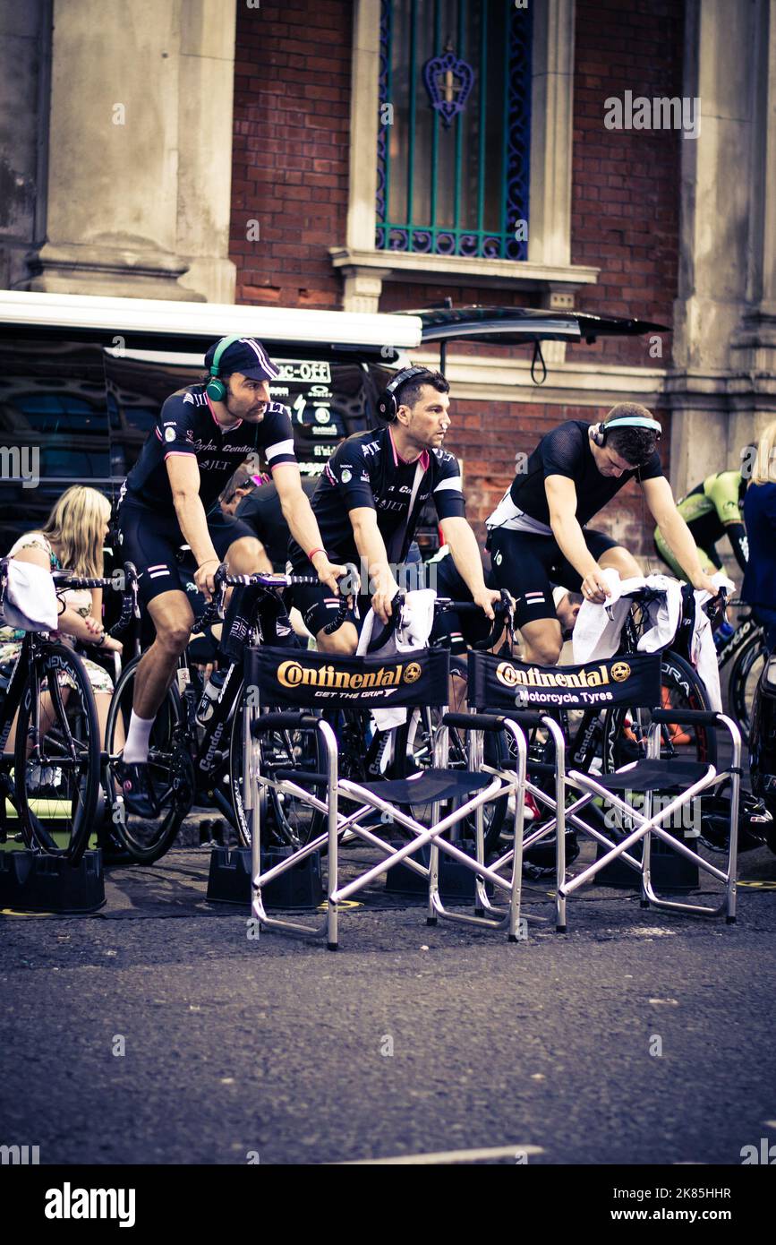 Kristian House de Rapha Condor JLT se réchauffant pendant le Jupiter London Nocturne 2014 au marché Smithfield. Banque D'Images