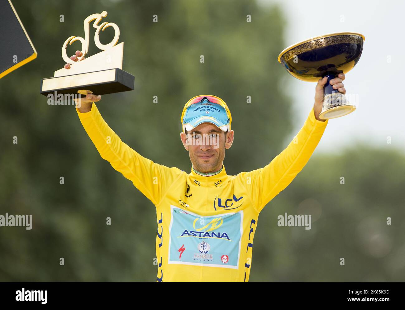 Tour de France - étape 21 - Évry - Paris champs-Élysées 137,5km. Champs Elysées, Arc de Triomphe. L'équipe Vincenzo Nibali Astana remporte la catégorie général et se tient sur le podium pour remporter son trophée. Banque D'Images