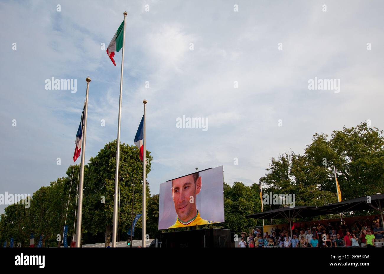 Étape 21 Tour de France Evry - Paris champs Elyesse - Vincenzo Nibali sur le podium tandis que le drapeau italien s'affiche dans le vent Banque D'Images