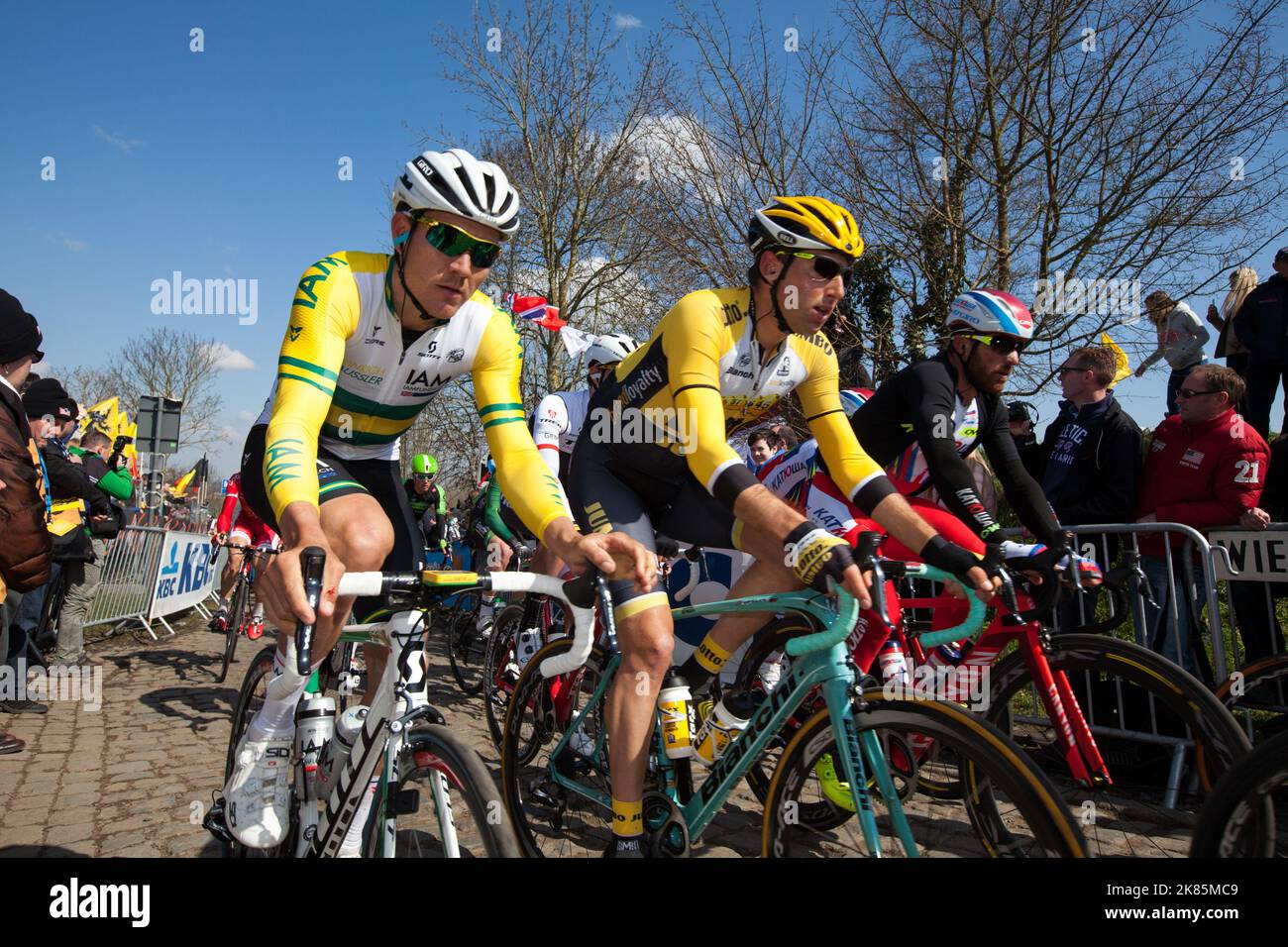 IAM Cyclings Heinrich Haussler dans les bandes d'or de l'Austrailian Road race champion est assis en sécurité dans le groupe sur la première montée de l'oude de kwaremont Banque D'Images