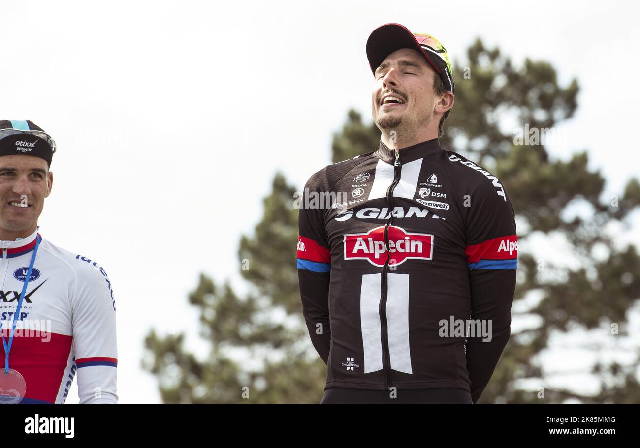 John Degenkolb team Giant - Alpecin gagne Paris Roubaix 2015 et marche sur  le podium pour récupérer son trophée Photo Stock - Alamy
