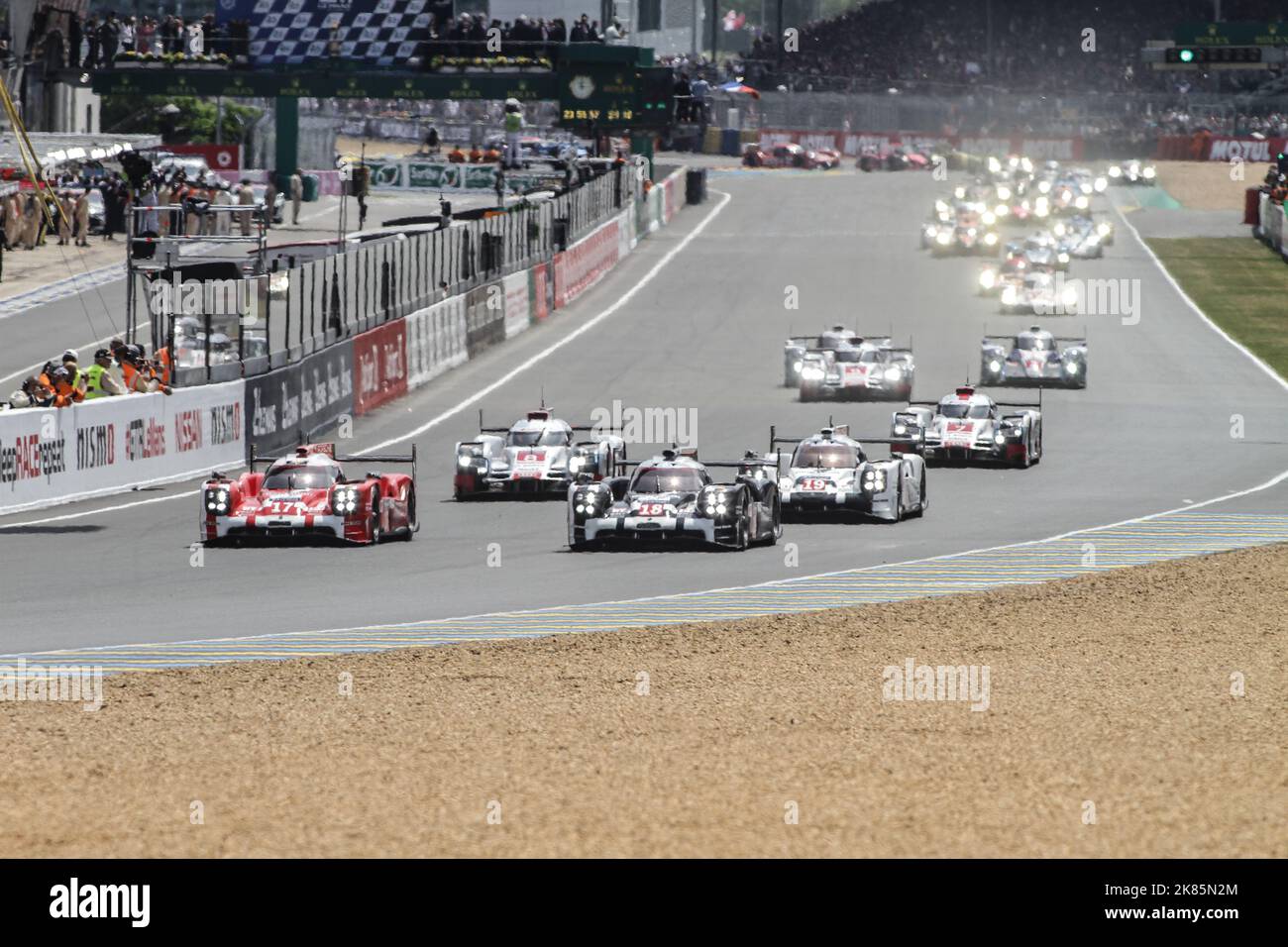 Porsche 17 (Webber, Hartley, Bernhard), Porsche 18 (Jani, Dumas, Lieb) et Porsche 19 (Hulkenberg, Bamber, Tandy) mènent le terrain au début du Mans 24 heures 2015 Banque D'Images