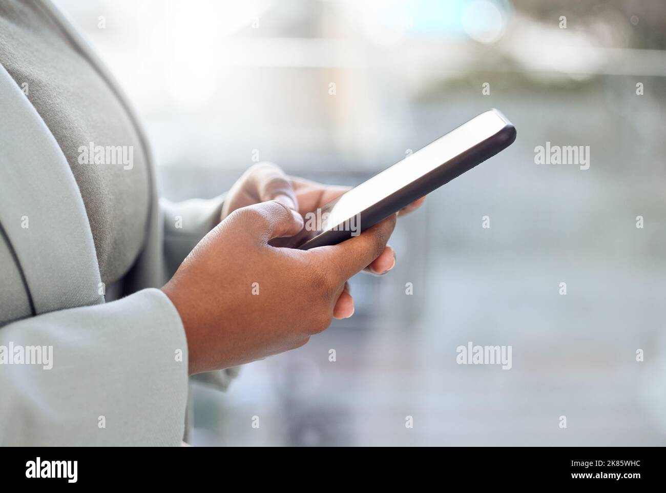 Il n'a jamais été plus important d'avoir une présence en ligne. Une femme méconnaissable utilisant son téléphone cellulaire. Banque D'Images