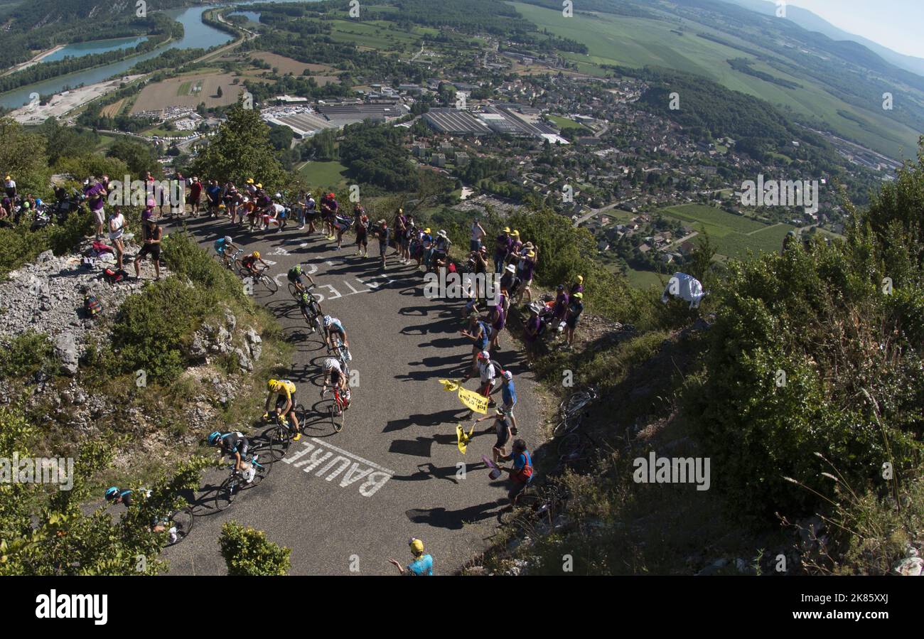 Chris Froome et ses copains Woter Poels et Mikel Nieve Iturralde monent les Lacets de Grand Colombier avec le Rhône et le lac Bourget en arrière-plan. Banque D'Images