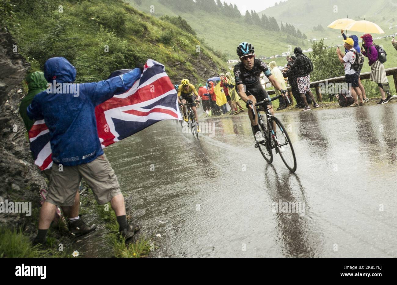 Mikel Nieve Iturralde d'Espagne dirige son coéquipier et chef de course Chris Froome de GB descendant le Col du Joux plane dans les derniers kms de la course à Morzine Banque D'Images