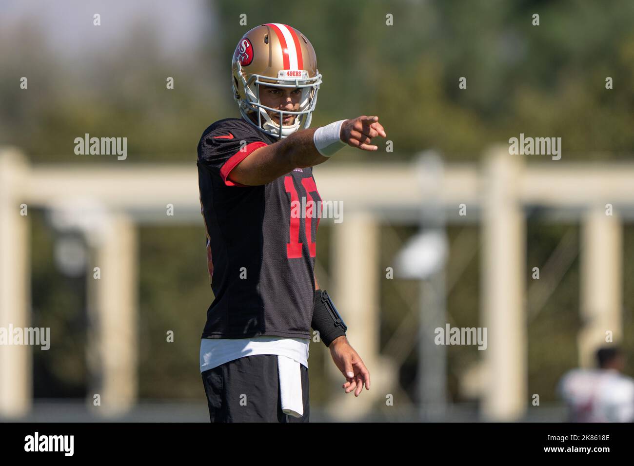 20 octobre 2022 ; Santa Clara, Californie, États-Unis ; le quarterback des 49ers de San Francisco Jimmy Garoppolo (10 ans) signale pendant les entraînements au SAP performance Center près du Levi’s Stadium. (Stan Szeto/image du sport) Banque D'Images