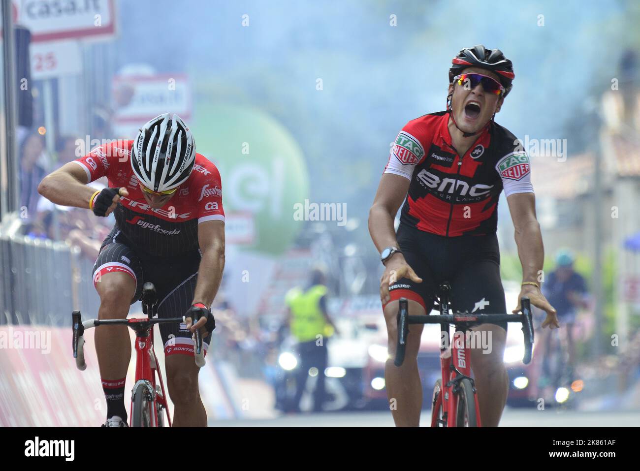 Silvan Dilier (BMC) remporte le sprint, Jasper Stuyven (Trek) est deuxième après la phase 6, Reggio Calabria-terme Luigiane km. 217, 100 Giro d'Italia Banque D'Images