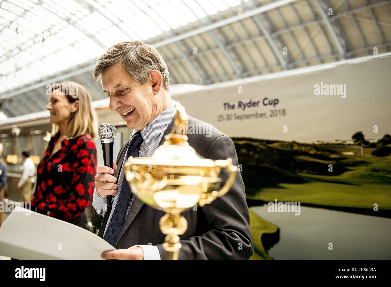 Jean-Pierre Jouyet, ambassadeur du Royaume-Uni en France, et Richard Hills, directeur de la Ryder Cup Europe, assistent à un appel média de la Ryder Cup - Rendezvous King Cross train Station UK en association avec Atout France Tourism et Eurostar pour promouvoir la Ryder Cup de l'année prochaine au Golf le National Banque D'Images