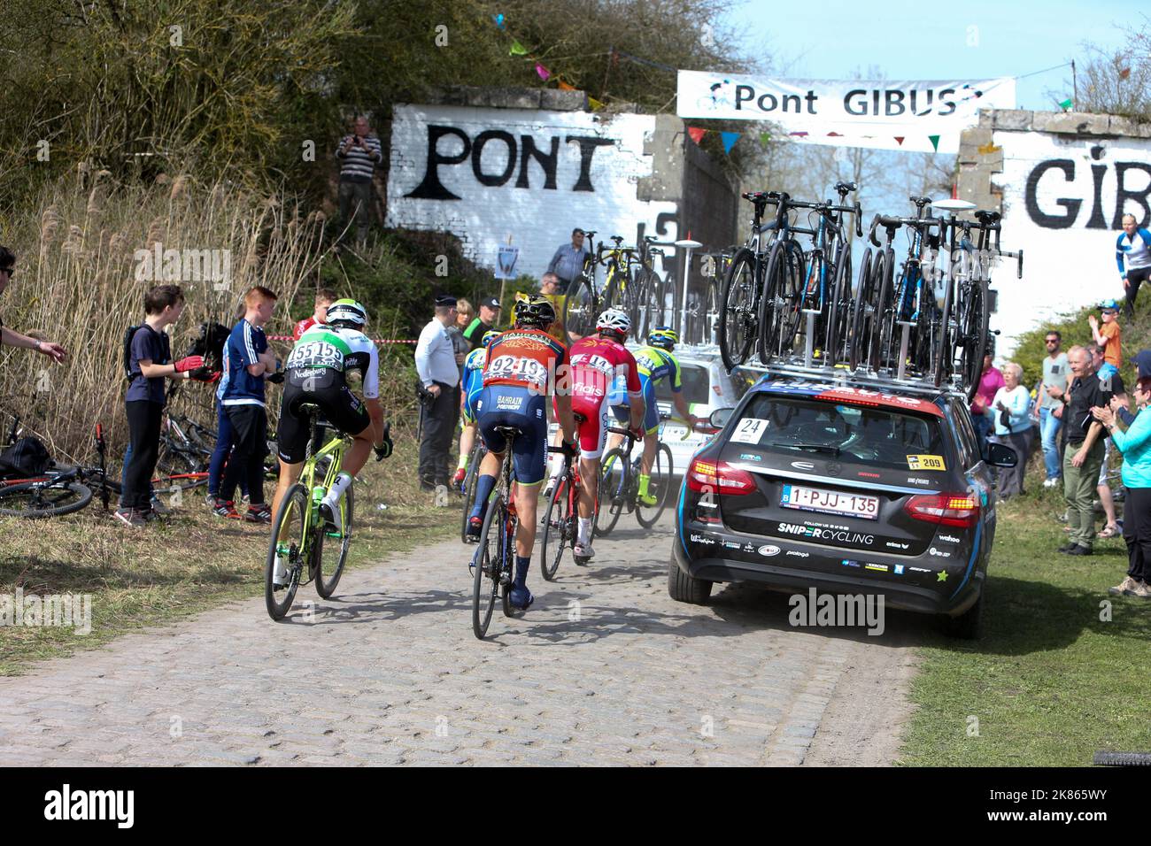 2018 Paris Roubaix Edition 116th - chaos à Pont Gibus comme quelques voitures d'équipe bloquent certains coureurs pourchassant Banque D'Images