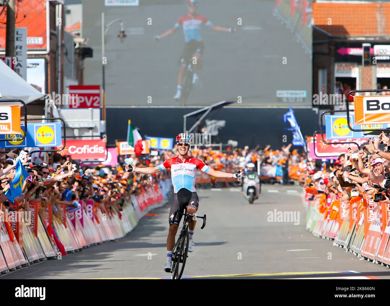 Le champion de la course sur route du Luxembourg, Bob Jungels (pas rapide), a le temps de célébrer une victoire en solo à Liège Bastogne Liège Banque D'Images