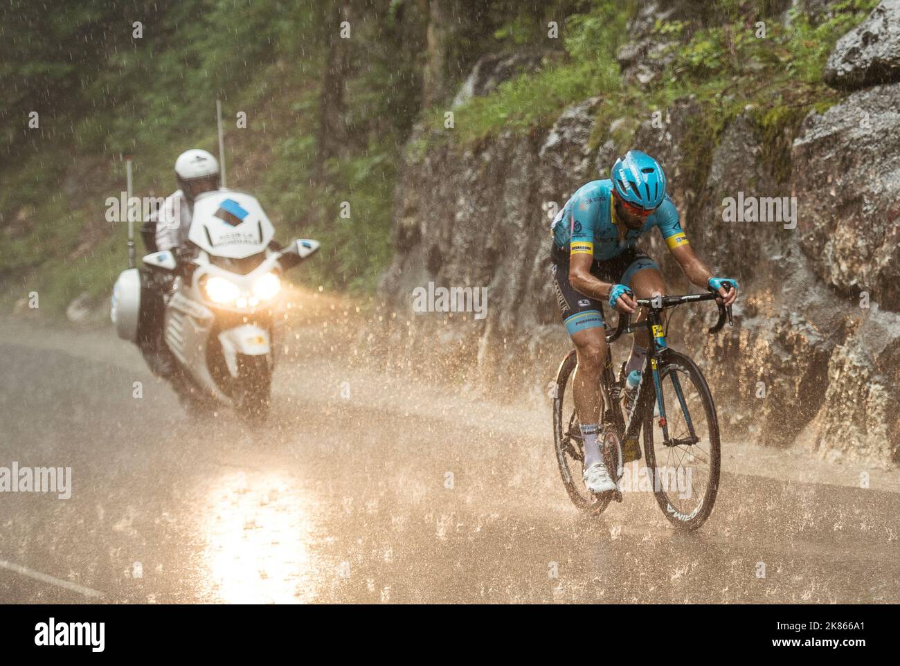 Critérium du Dauphine Stage 4 Chazey-sur-Ain/ Lans-en-vercors - Dario Cataldo équipe Astana dans la pause et la pluie torrentielle. Banque D'Images