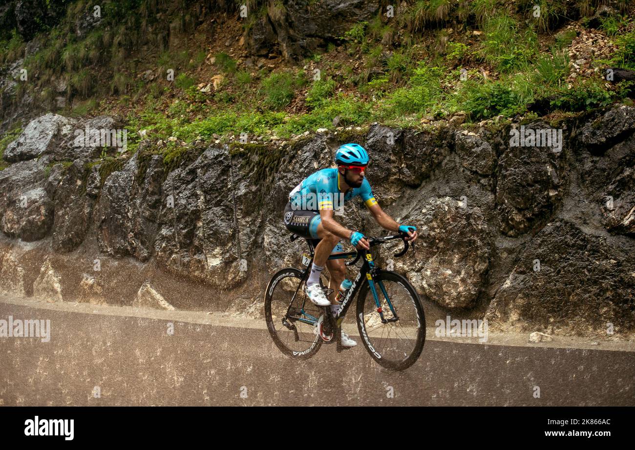 Critérium du Dauphine Stage 4 Chazey-sur-Ain/ Lans-en-vercors - Dario Cataldo équipe Astana dans la pause et la pluie torrentielle. Banque D'Images