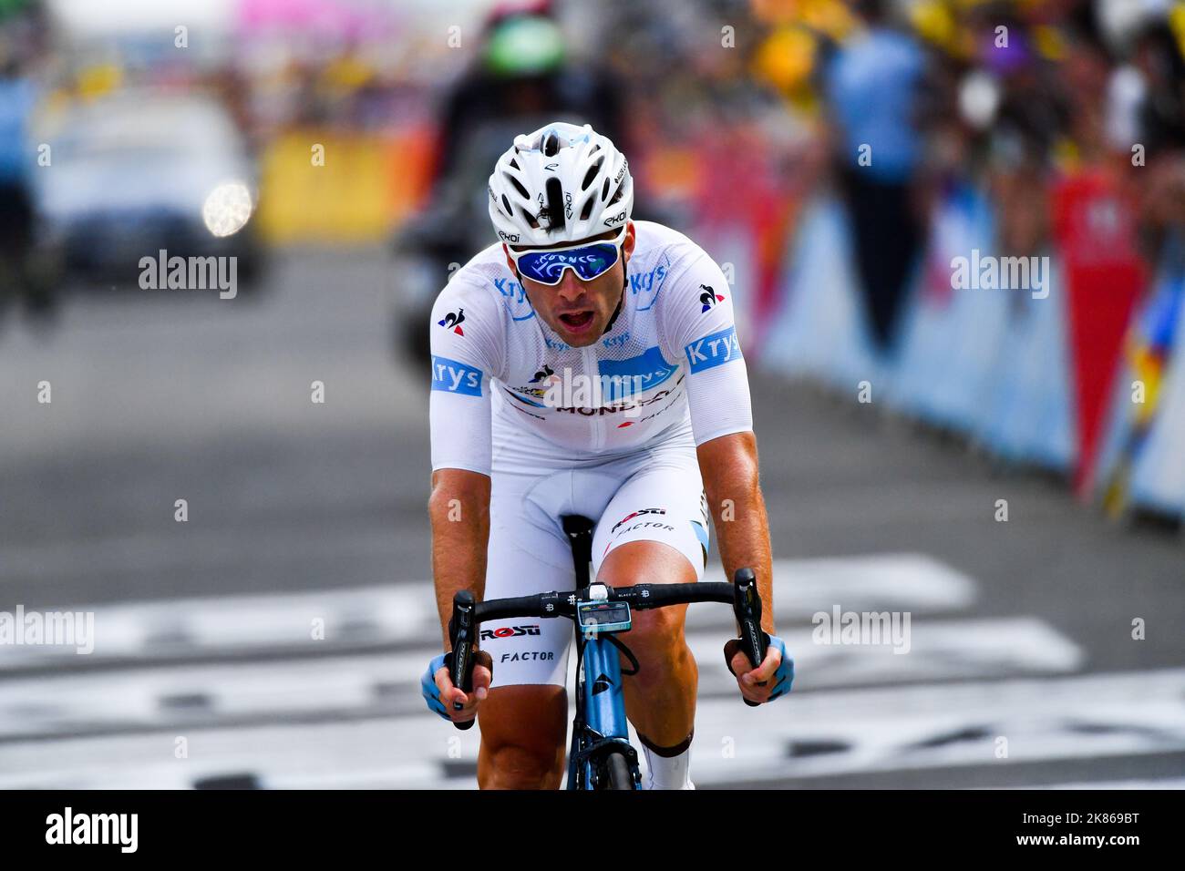 Maillot blanc Pierre-Roger Latour (AG2R la Mondiale) traversant la ligne à Laruns Banque D'Images