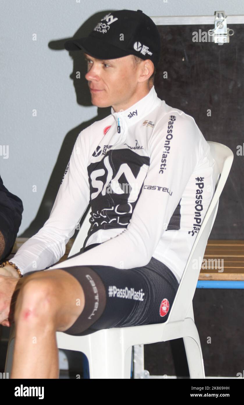 Chris Froome attend dans les ailes pour être interviewé 3rd après la course dans la salle de presse Banque D'Images