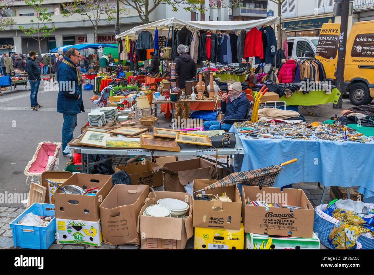 Paris, France - 4 mai 2017 : magasin d'antiquités d'occasion au marché d'Aligre à Paris Banque D'Images