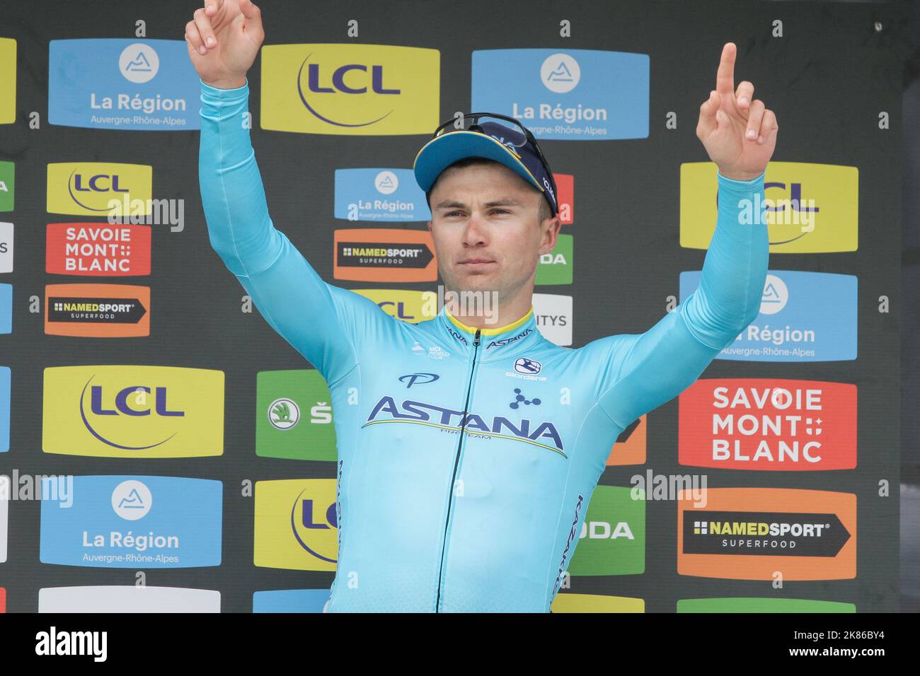 Alexey Lutsenko Kazakhstan Astana équipe nouveau chef de file en maillot dans la deuxième étape de la course dans le Criterium du Dauphine Mauriac à Craponne-Sure-Arzon Banque D'Images