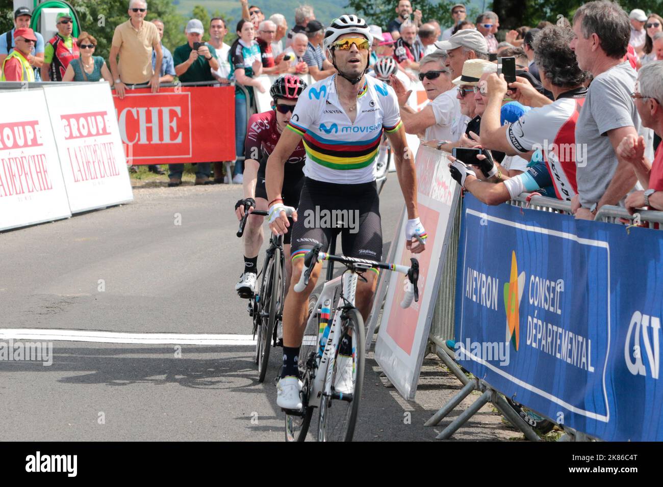 Alejandro Valverde célèbre après avoir traversé la ligne d'arrivée de la route d'Occitanie étape 1 Banque D'Images