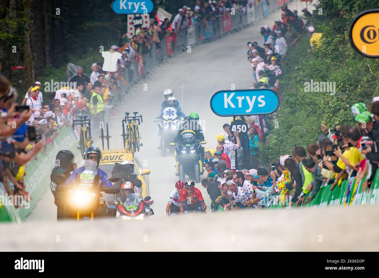 Dylan Teuns Belge de Bahreïn-Merida remporte la scène suivie par Giulio Ciccone italien de Trek-Segafredo qui prend l'initiative générale du Tour de France 2019 Stage 6 - Mulhouse à la Planche des Belle filles Banque D'Images