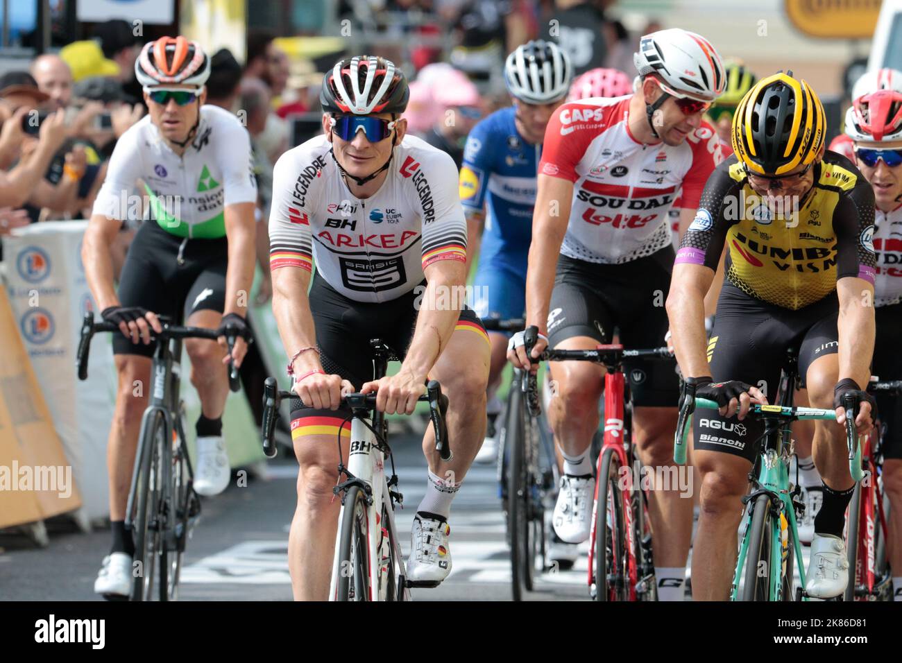 André Greipel et Tony Martin partagent une blague à la tête du groupe des sprinters Banque D'Images